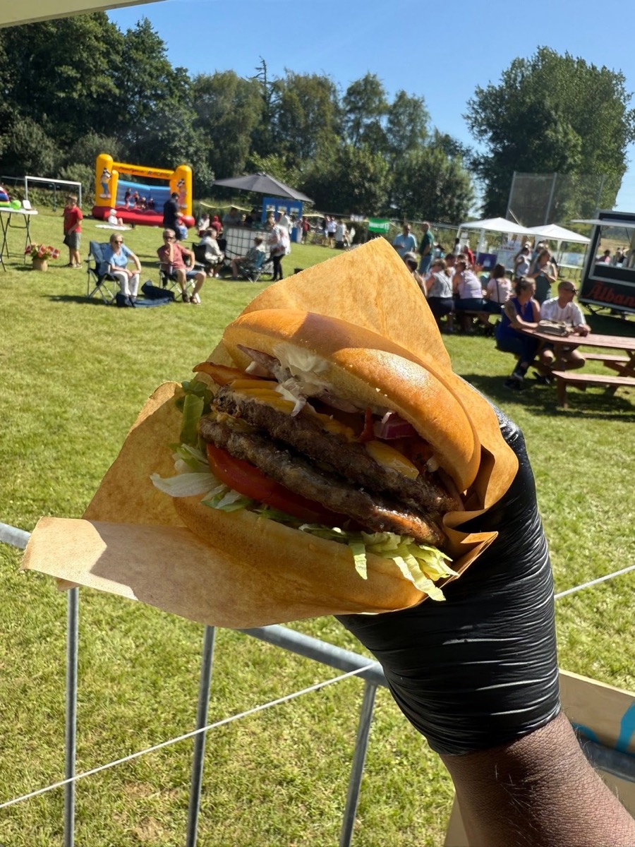 Burger med dobbelt bøf serveret til en festival