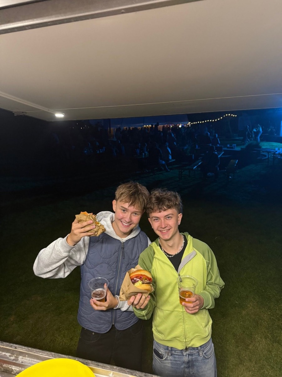 Glade festivalgæster med burgere