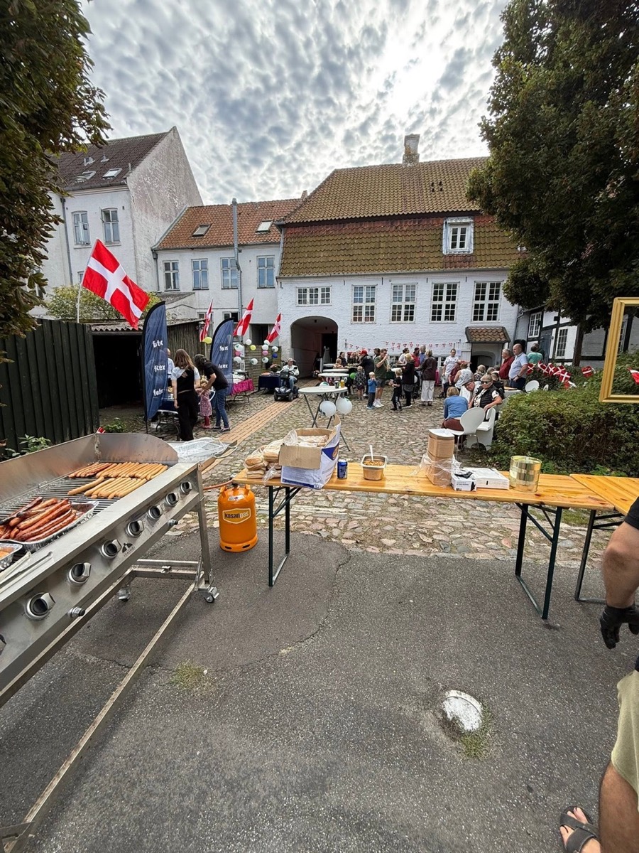 Pølser på grillen til et udendørs arrangement