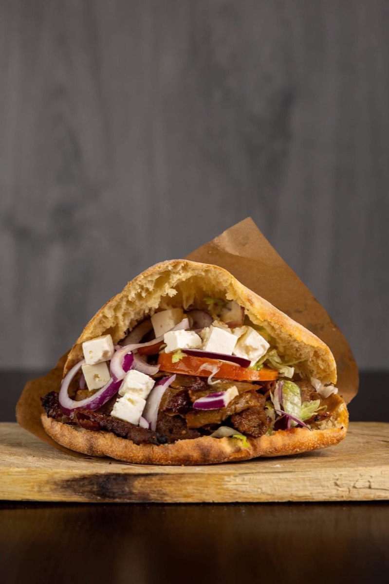Kebab i pitabrød med feta, tomat og rødløg