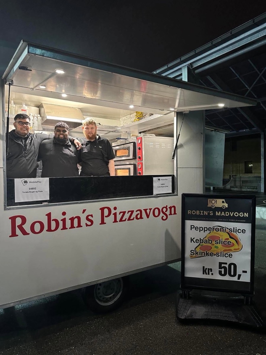Holdet klar i pizzavognen om aftenen